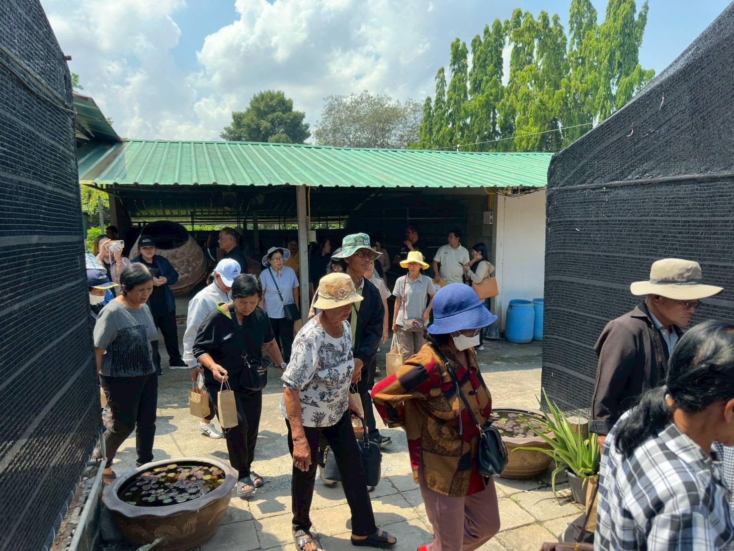 title - ส.ป.ก.พระนครศรีอยุธยา จัดการศึกษาดูงานโครงการที่ดินพระราชทานจังหวัดพระนครศรีอยุธยา ปีงบประมาณ พ.ศ. ๒๕๖๙ หลักสูตร การศึกษาดูงานการพัฒนาตามแนวทางพระราชดำริ ซึ่งได้รับเกียรติจากนางวิไลกัลยา สาริพันธ์ ปฏิรูปที่จังหวัดระยอง ให้การต้อนรับและอำนวยความสะดวก ณ ศูนย์บริการการพัฒนาปลวกแดงตามพระราชดำริ จังหวัดระยอง
